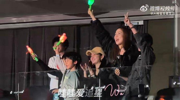 陈妍希谢楠带孩子看陆虎演唱会谢楠陈妍希带孩子看陆虎演唱会陆虎演唱会好多人啊陈妍希