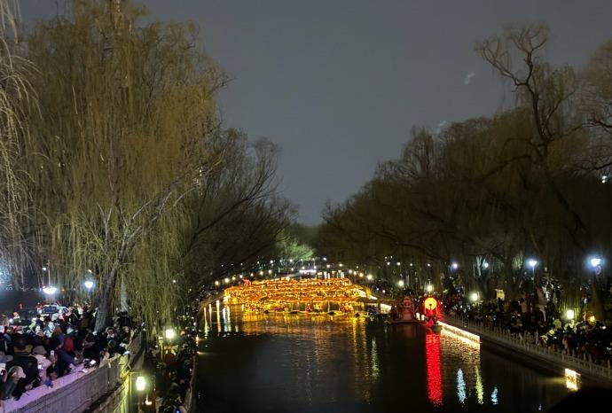 今晚半个北京城的人都挤在南长河追龙舟，那叫一个热闹！结果人实在太多，直接被警察叔