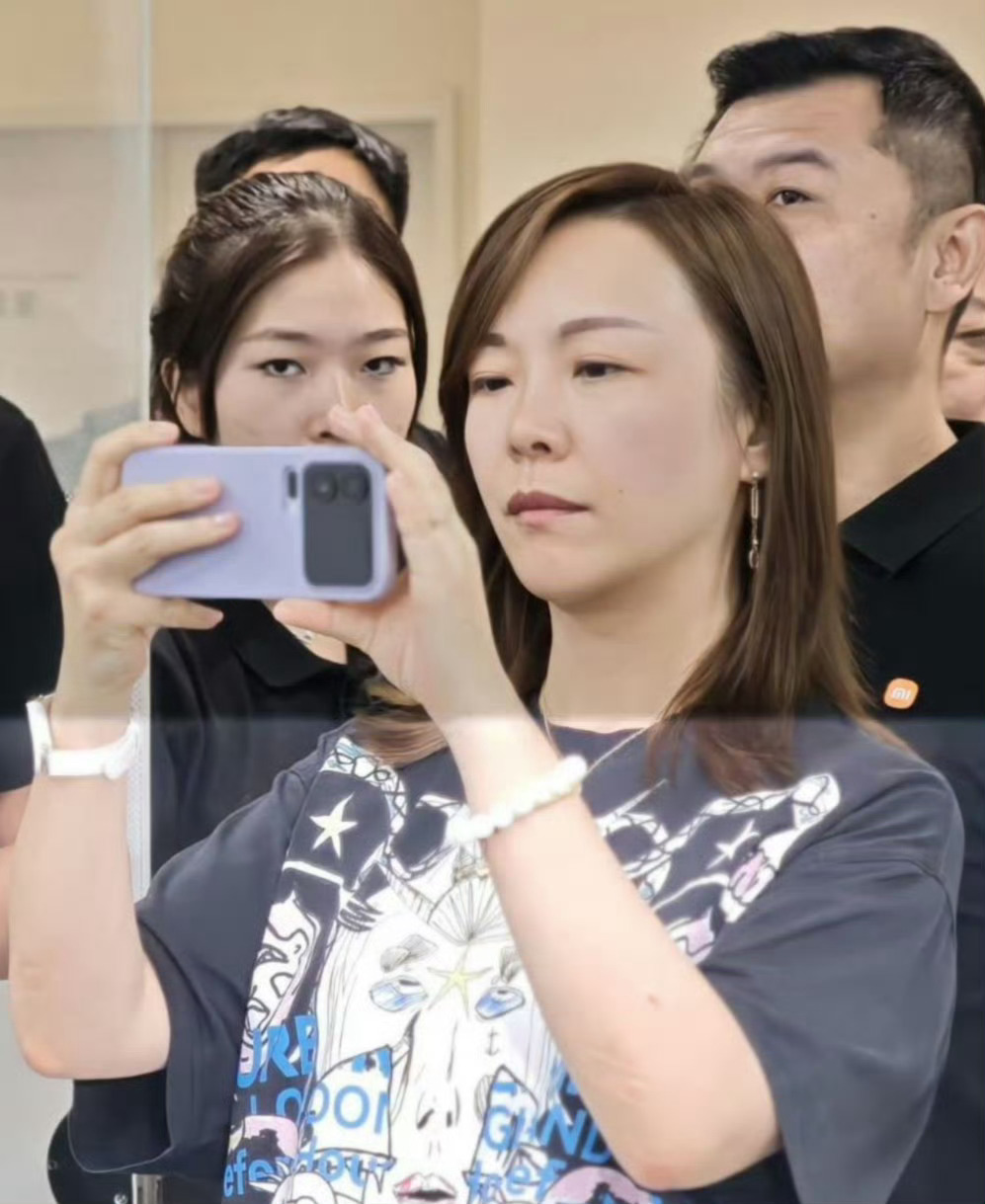 小米16真机曝光？和苹果后摄模组有点像，但又所有不同，有点东西啊…… ​​​