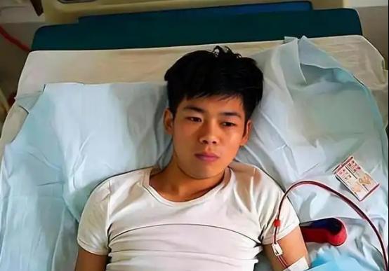 2011年4月，17岁的湖南少年王阳以2万块卖掉了自己的一颗肾，用这笔钱买下了最