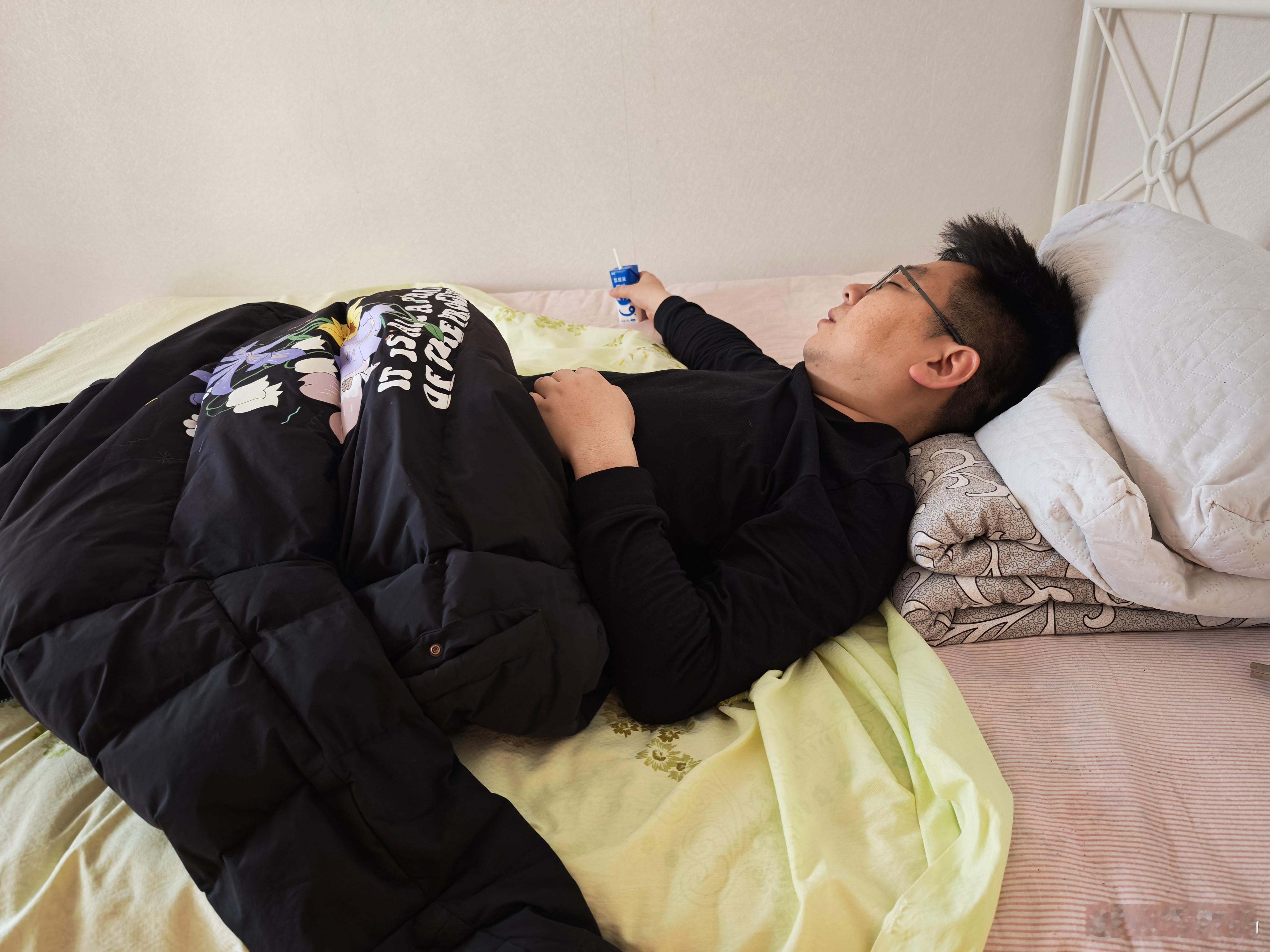 你们的鸟哥已经喝趴了，一会19点还有一场酒局，他还能不能起来？