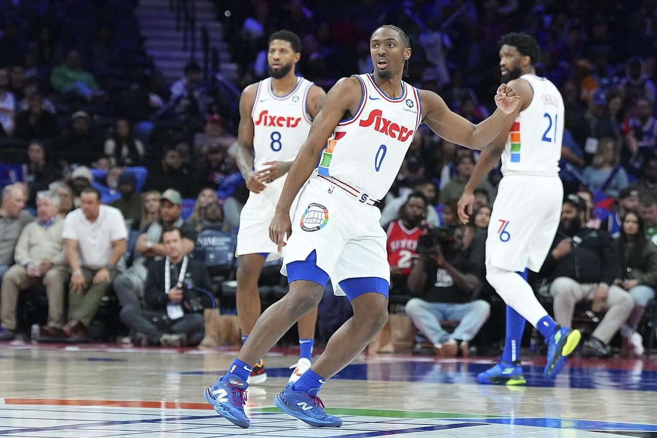 东部头号黑马来了！
随着猛龙输球，76人击败奇才后，成功逃离附加赛区，冲到了东部