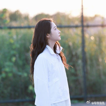关晓彤落日球场靓照关晓彤和夕阳快乐挥拍关晓彤落日球场大片出炉！夕阳柔光下挥拍运动