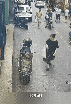 人不要脸天下无敌!
摩托车车主进店买药，将刚买的菜放车上，黑衣女子见没人顺手把菜