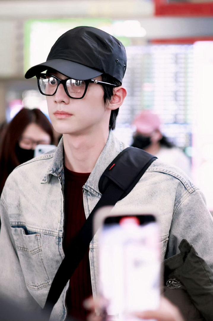 赖伟明这核心力量绝了你好星期六 双人跳绳头顶水杯挑战，赖伟明全程稳到离谱，水流几