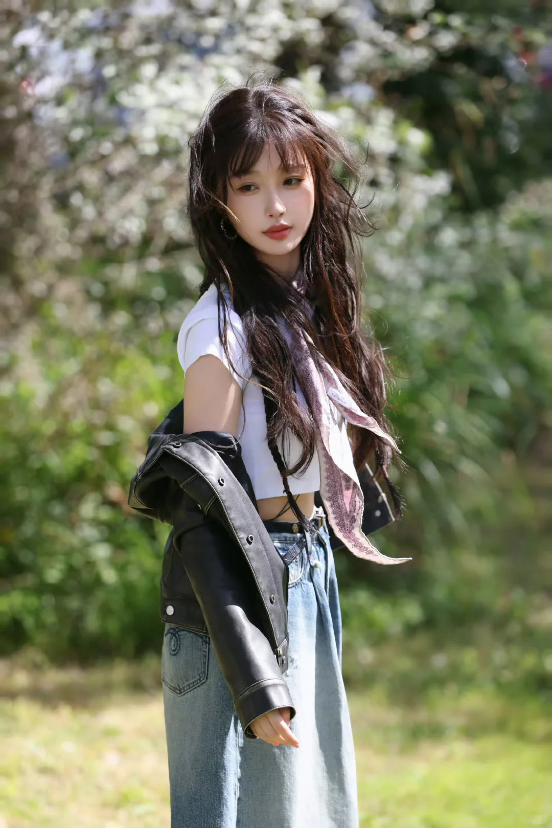 法国街头的鬼马少女