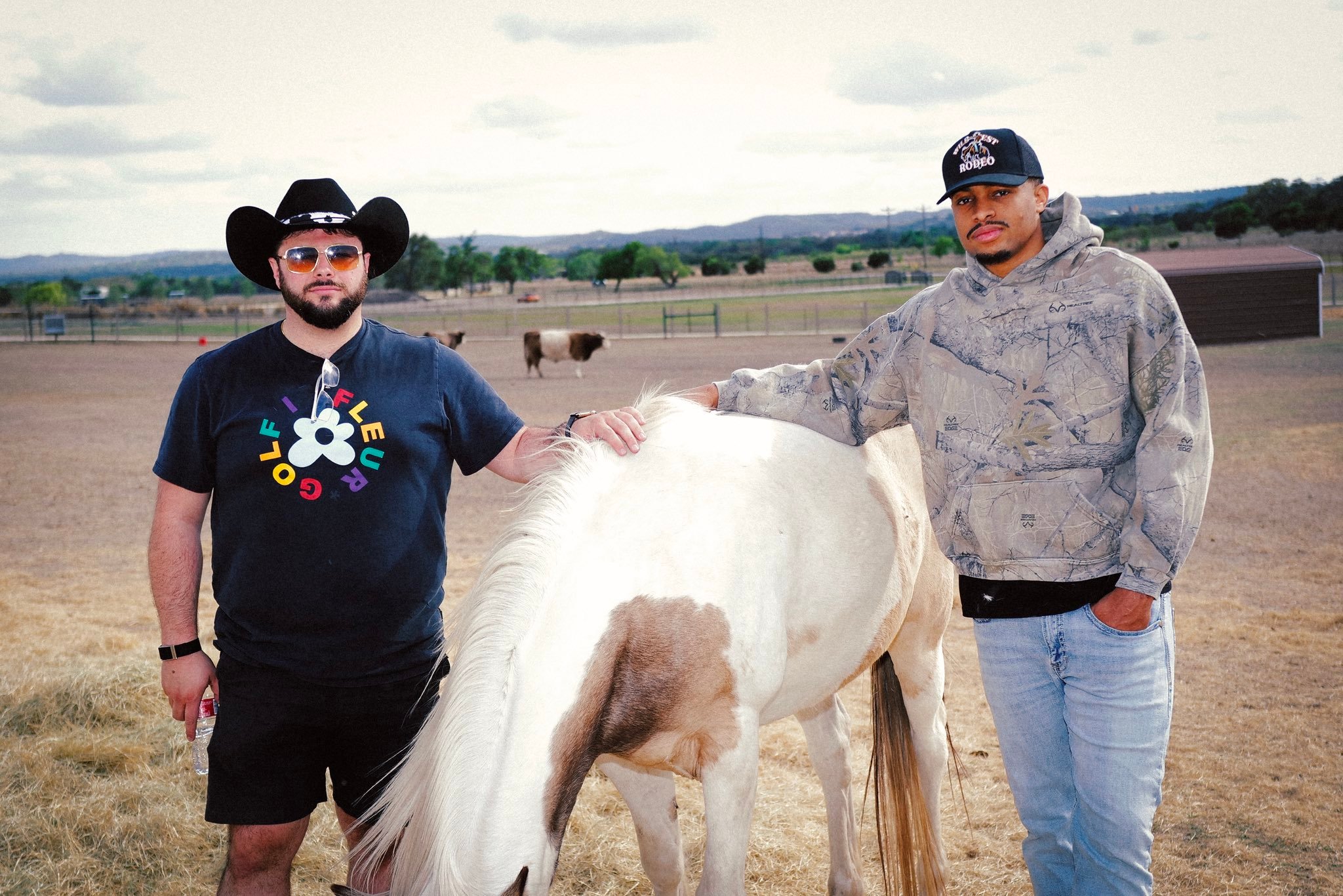 今天好几位刺记都去KJ农场玩去了🤠👀 