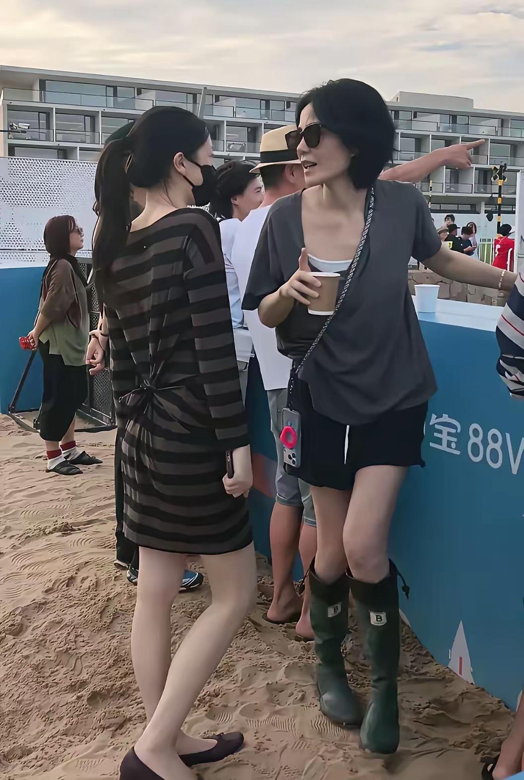 王菲真不是一般的大气！就说她现身窦靖童音乐节这事，台下还有宋妍霏，几人相处融洽。