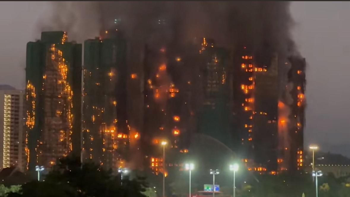 天呐，你们刷到了没？香港大火，搜了一下是因为旧楼翻新，起火了，然后一片都烧完了.