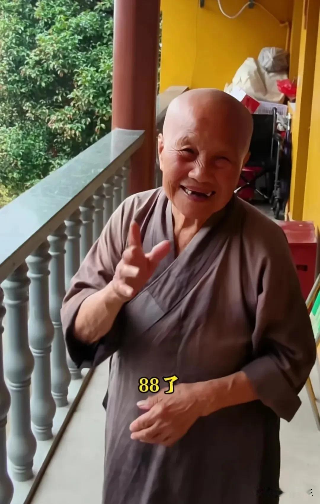 王菲88岁亲姨妈，印开师太，本名王开岭，浙江金华人，是王菲母亲夏桂影的亲妹妹。