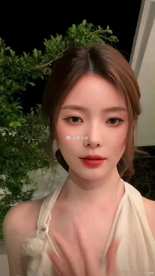 陈卓璇的挂脖背心和吻痕舞绝配 这件衣服单看就是普通背心，但配上舞蹈就不一样了。因