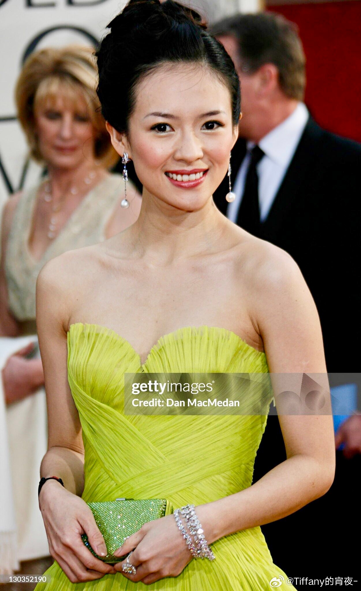 回顾2006年章子怡出席金球奖，一身青果绿礼服分外惹眼！礼服品牌来自Armani