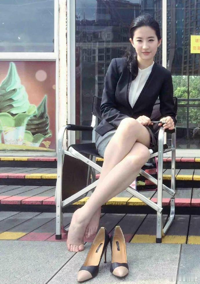 刘亦菲穿这种衣服像财阀千金，别人穿像房产中介，这个打伞的是一点没给人家遮住阳光啊