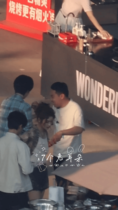 徐志胜贺峻霖黑吃黑五十公里桃花坞贺峻霖砍价正嗨，徐志胜背后下套。被骗吃蓝莓才发现