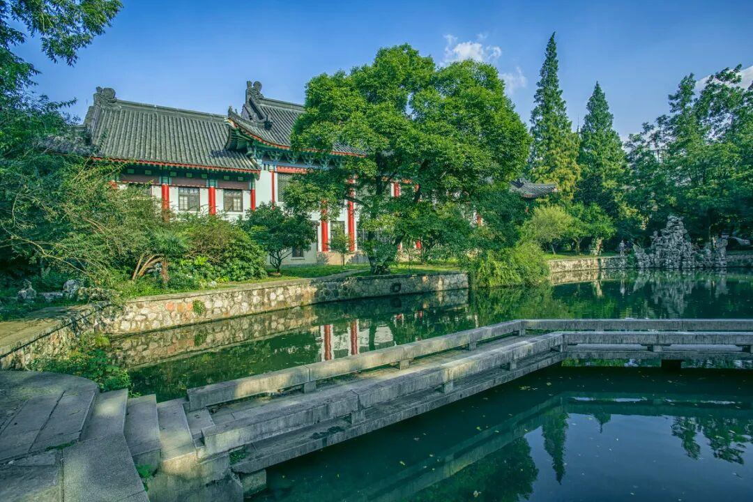 明清官场有一条死规矩：无论官职高低，但凡在上班的地方买一套房，就得卷铺盖回家。最