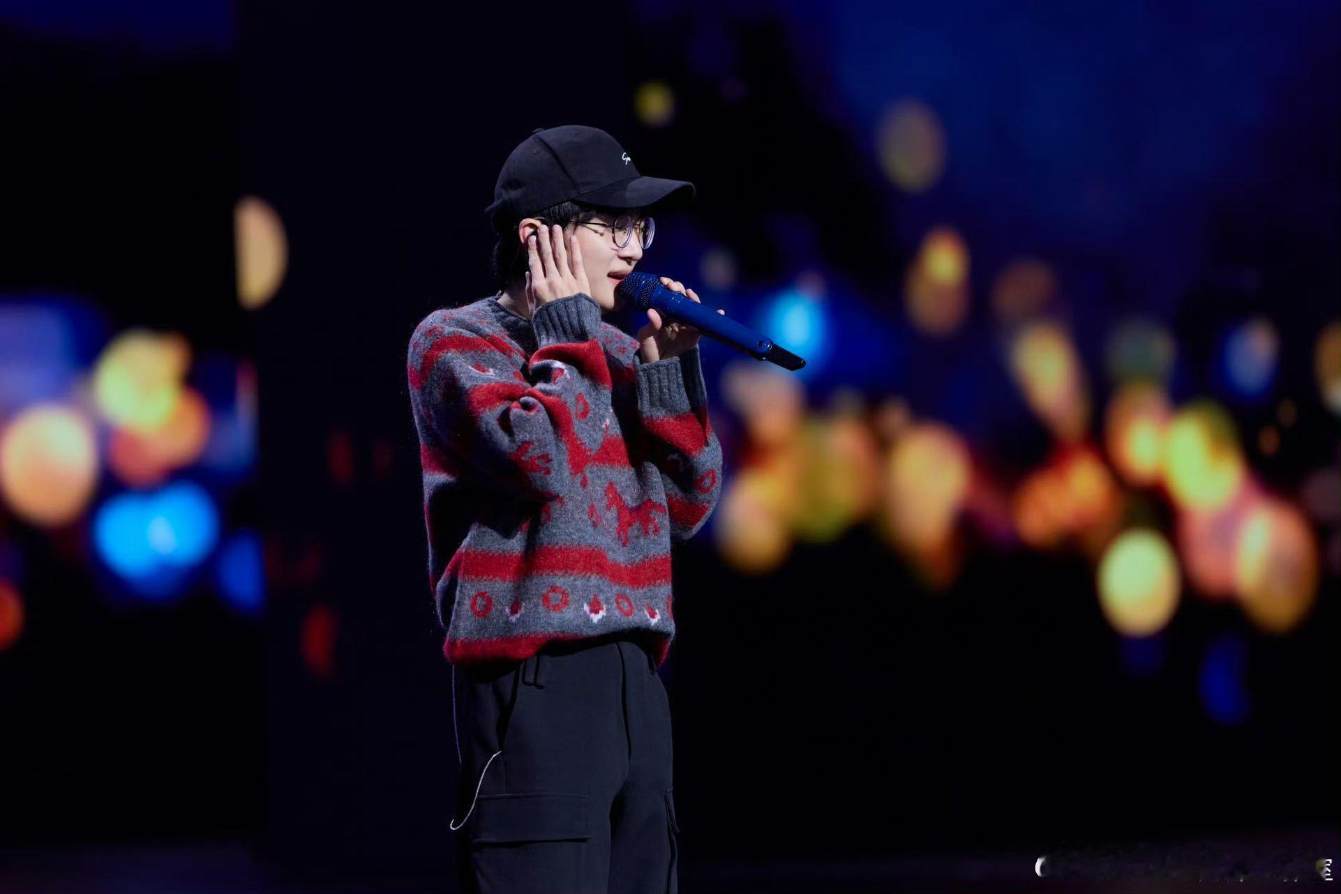 周深双声道打招呼周深24小时通告 24小时通告的密度里，他的双声道打招呼像颗糖，