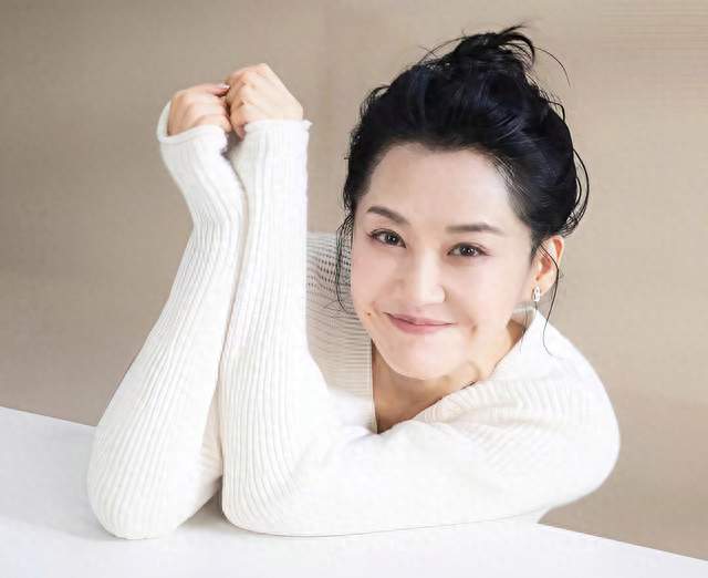 57岁许晴素颜晒早餐，脸松垮气色也差，发际线高认不出，女神老了