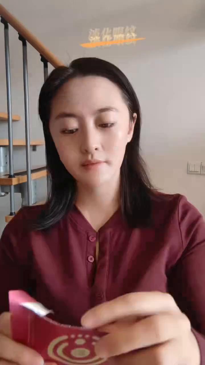 这个东西虽然可以淡化眼纹，但是不要着急买，因为我怕你会错过官方送福利的活动。
这