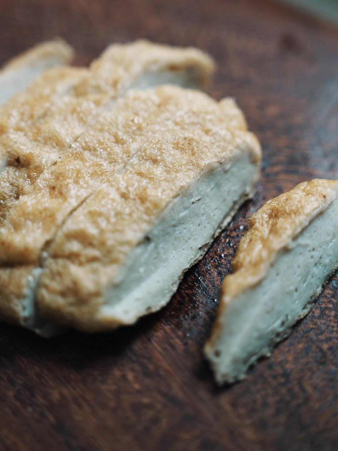 𝟢𝟨.𝟣𝟦阿姨又安排了鱼饼，韧韧很好吃。牛肉香干炒芹菜+小葱鸡蛋+鱼饼备