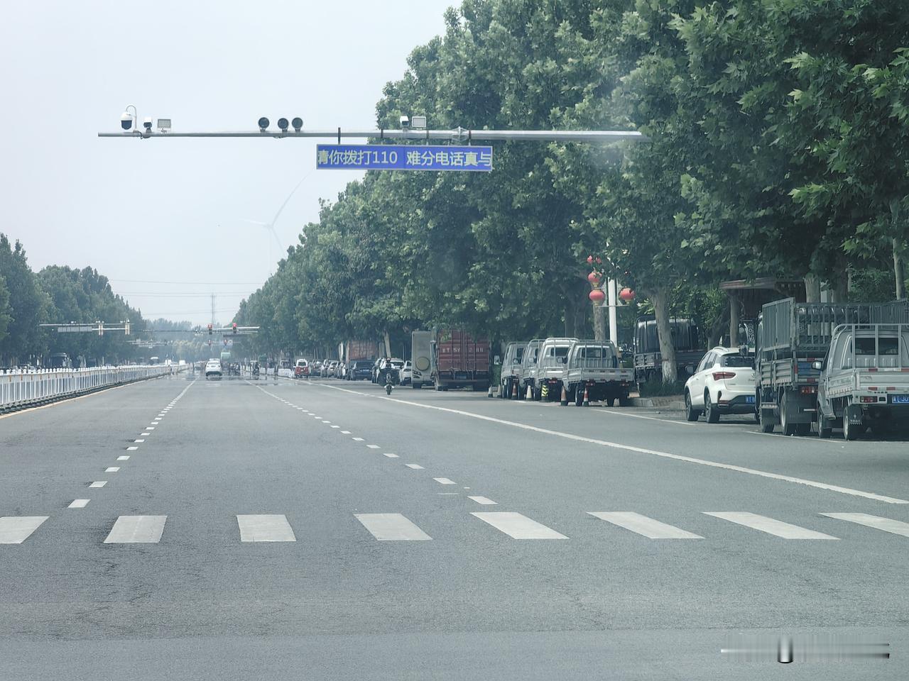 出行路上学好防骗知识】6月17日，衡水市阜城县城区主干道沿线，交通杆上看到很多反