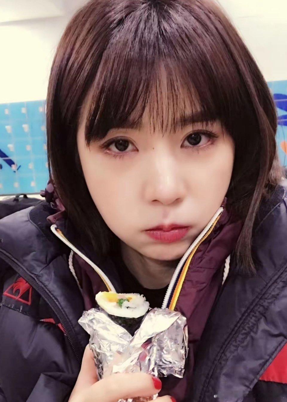 我是在韩综《我们结婚了》认识这个姐姐的，当时就觉得她好励志好厉害啊~没想到女团时