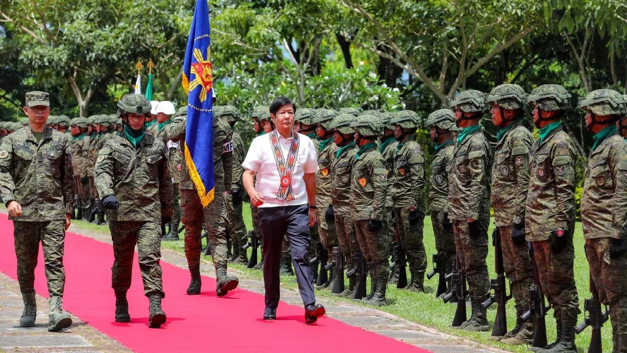 拉拢！
本周三菲律宾总统小马科斯在视察一处军营时，正式提出要对军队人员、海岸警卫