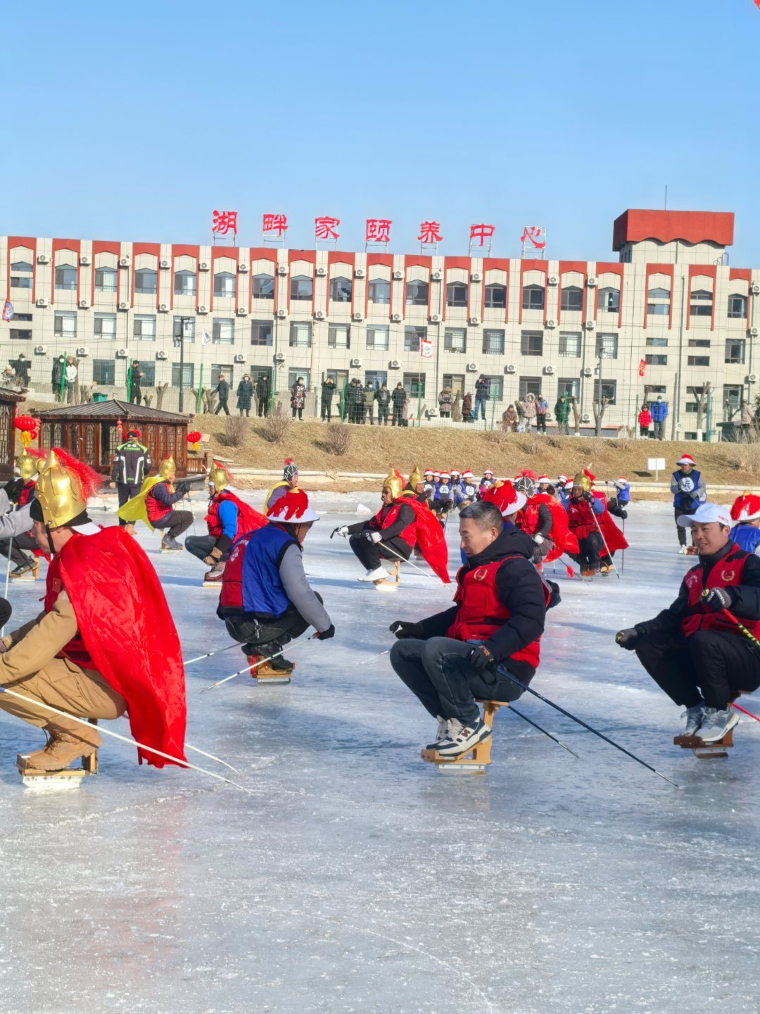 【冰上狂欢，青年湖公园“单腿驴”大挑战❄🏂】在辽宁省辽阳市的青年湖公园，一场别