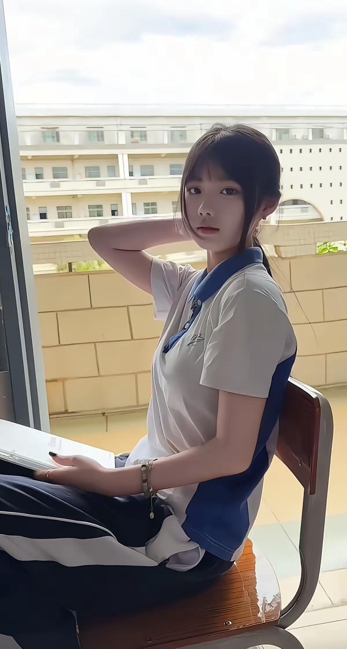 这颜值也太能打了吧，素颜配校服都这么好看，妥妥的校园初恋脸！
神态又甜又自然，瞬