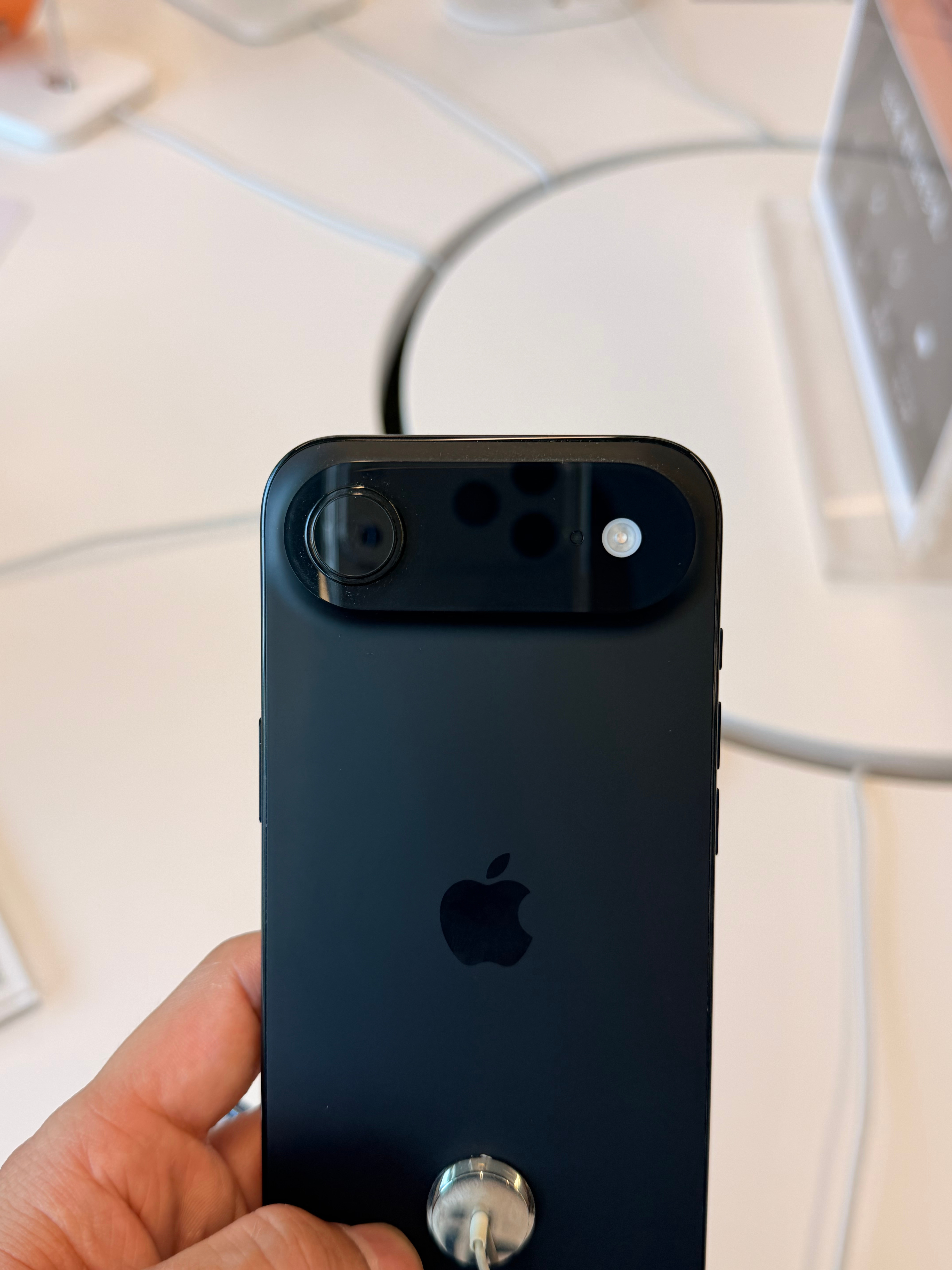iPhone Air的出现，与其说是iPhone Fold 研发路上的衍生品，还