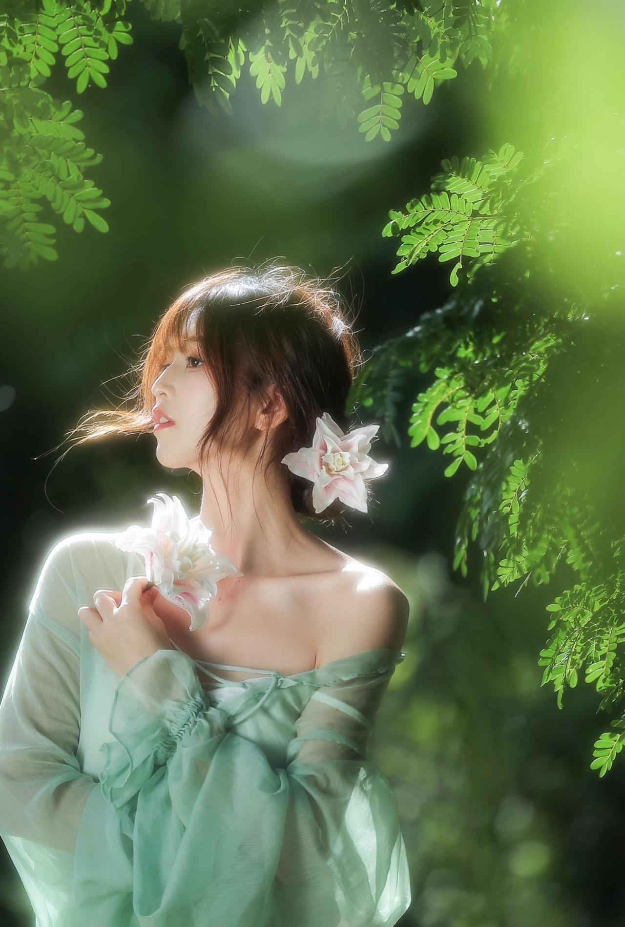 “绿意盎然中，她如花般绽放”🌸🍃