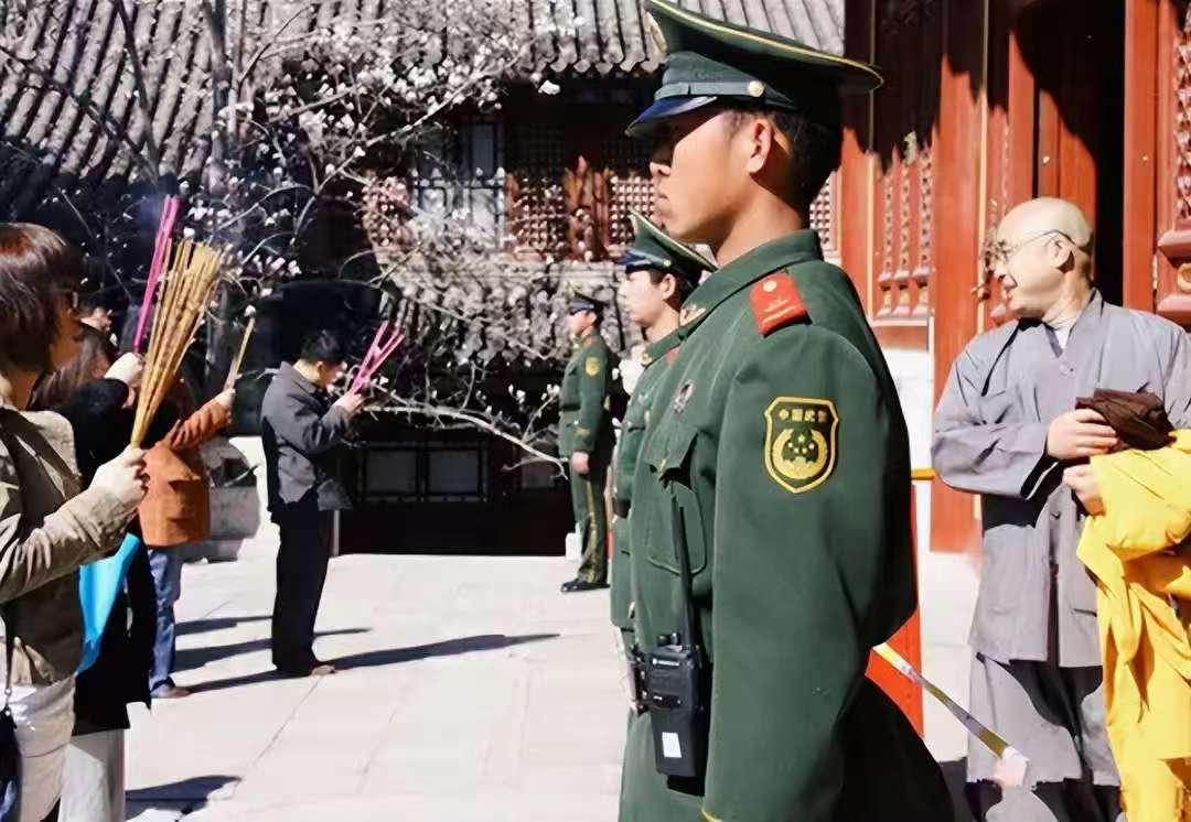 潭柘寺门口站着武警，天天守着，连棵树都盯得紧，到底图啥？

它比北京城还老九百多