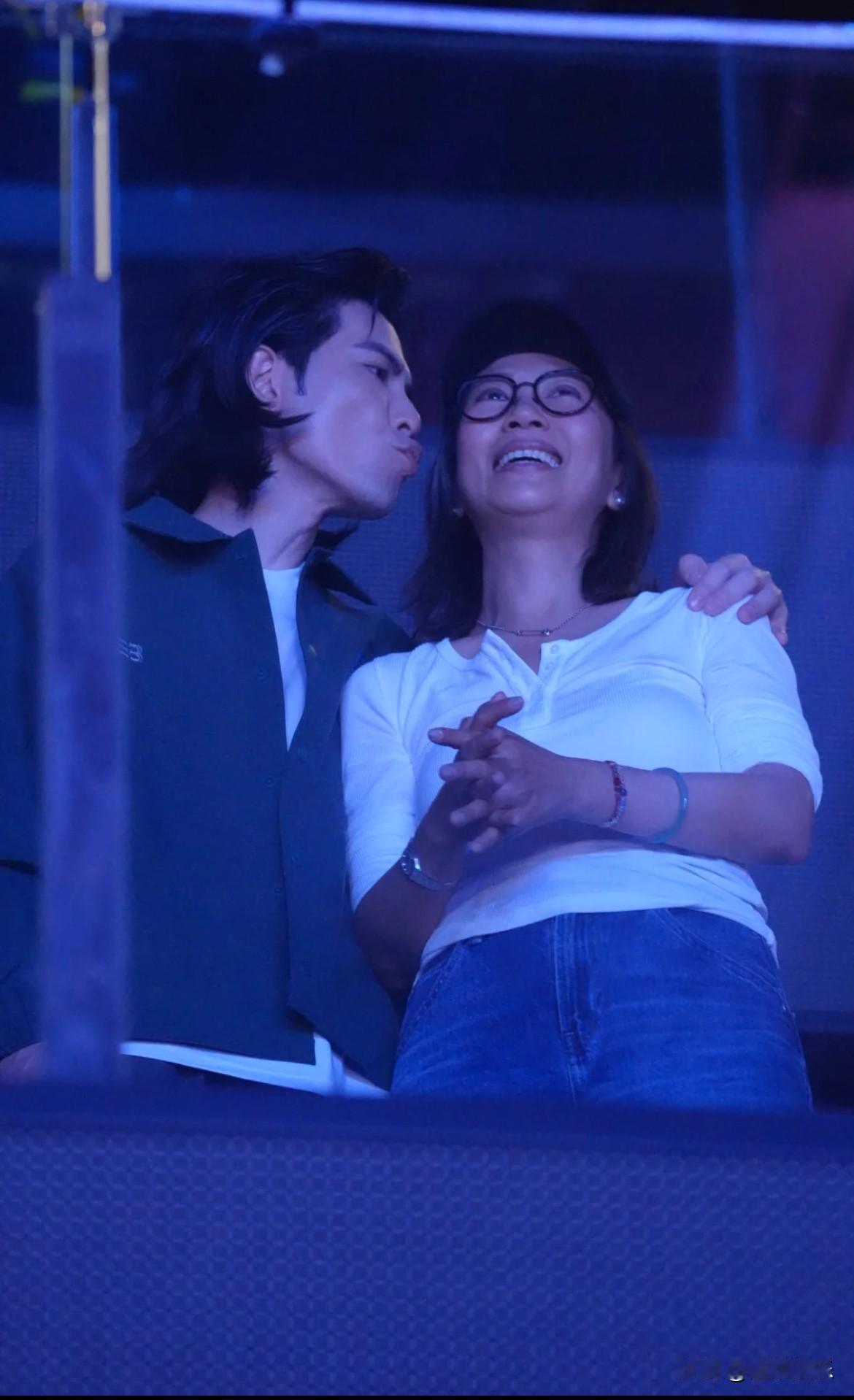 萧敬腾在别人的演唱会上和老婆亲亲😘
怪不得当时下大雨🌧️了，原来雨神偷偷在后