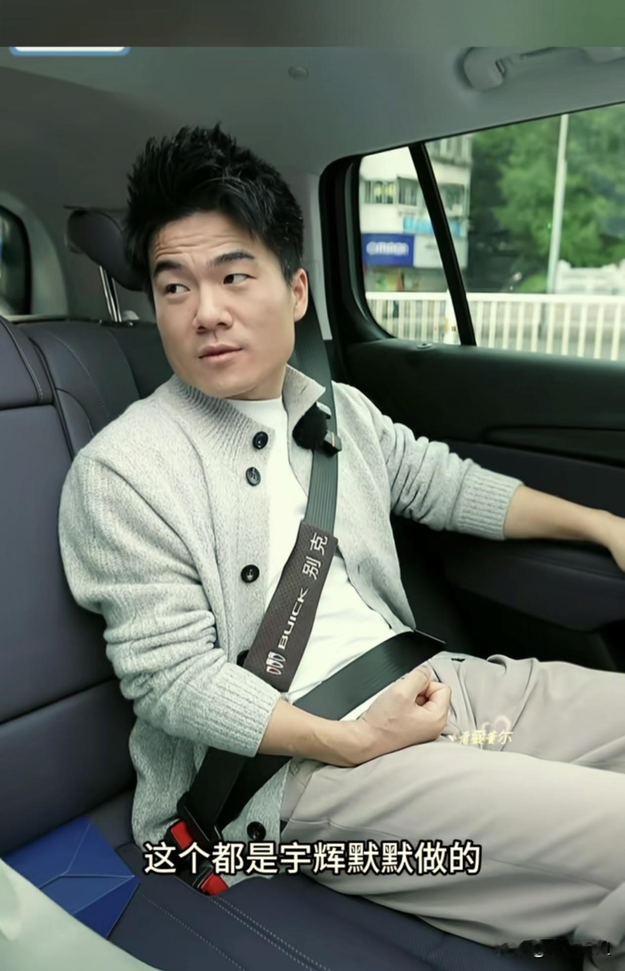 你们发现没？  

董宇辉最打动人的地方，  
不是会讲课，也不是会卖货，而是他