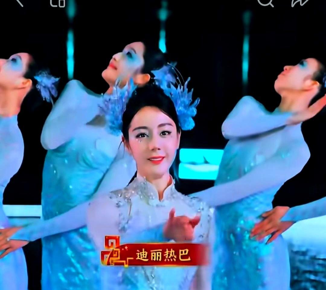 镜头怼脸，她竟然比伴舞还宽了一圈。
 
大片蓝色亮片糊在眼皮上，苹果肌在舞台灯下