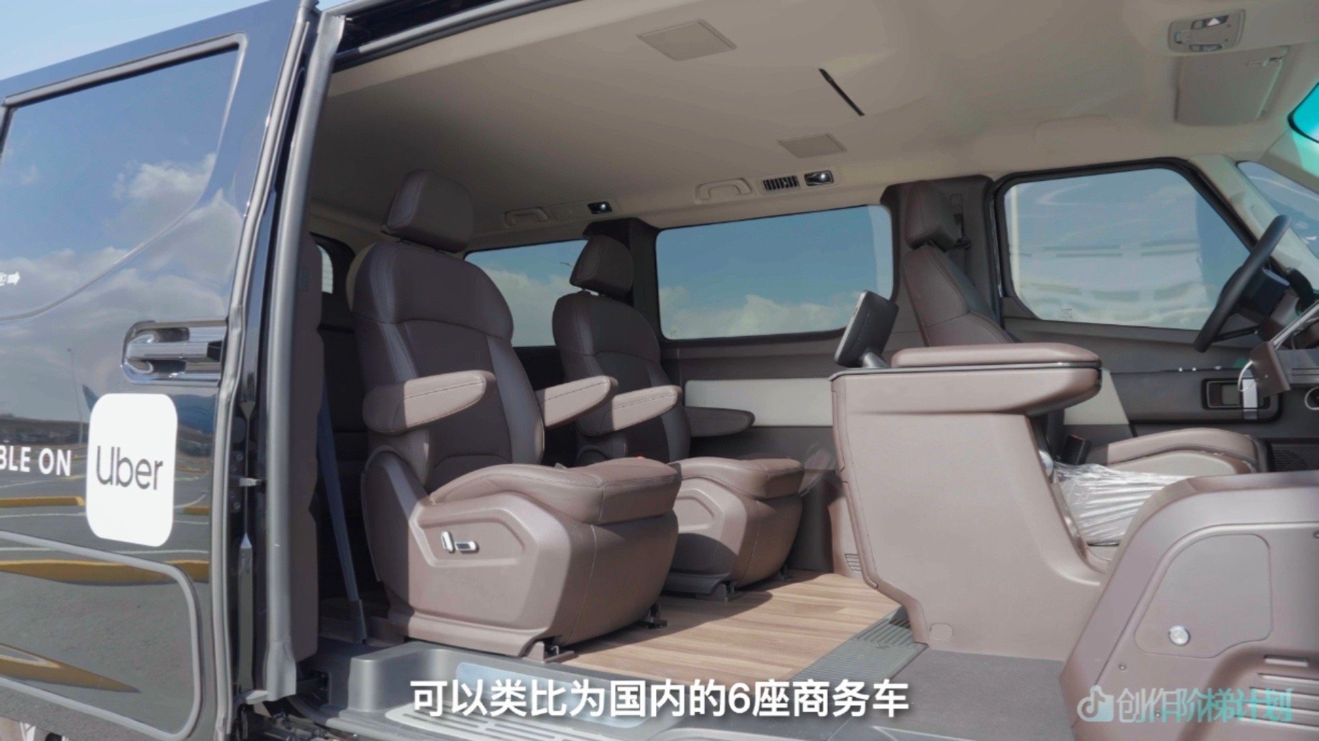 在阿布扎比街头，“阶梯计划”创作者 林亦LYi见证了没有方向盘的出租车平稳穿行于