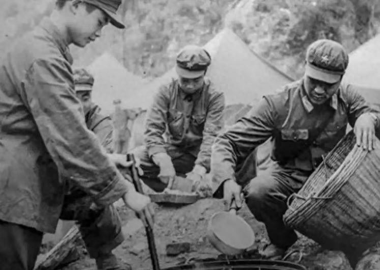 1979年，炊事员陶洪礼送饭途中偶遇越军哨所，因影响行军主动提出将其消灭，展现过