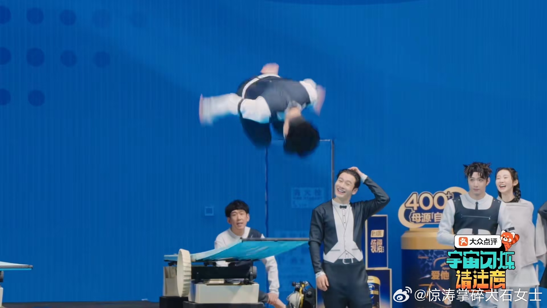 邵子恒前空翻跳水邵子恒一米台挑战高难度 邵子恒一米台加前空翻，虽歪但帅，出水颜值