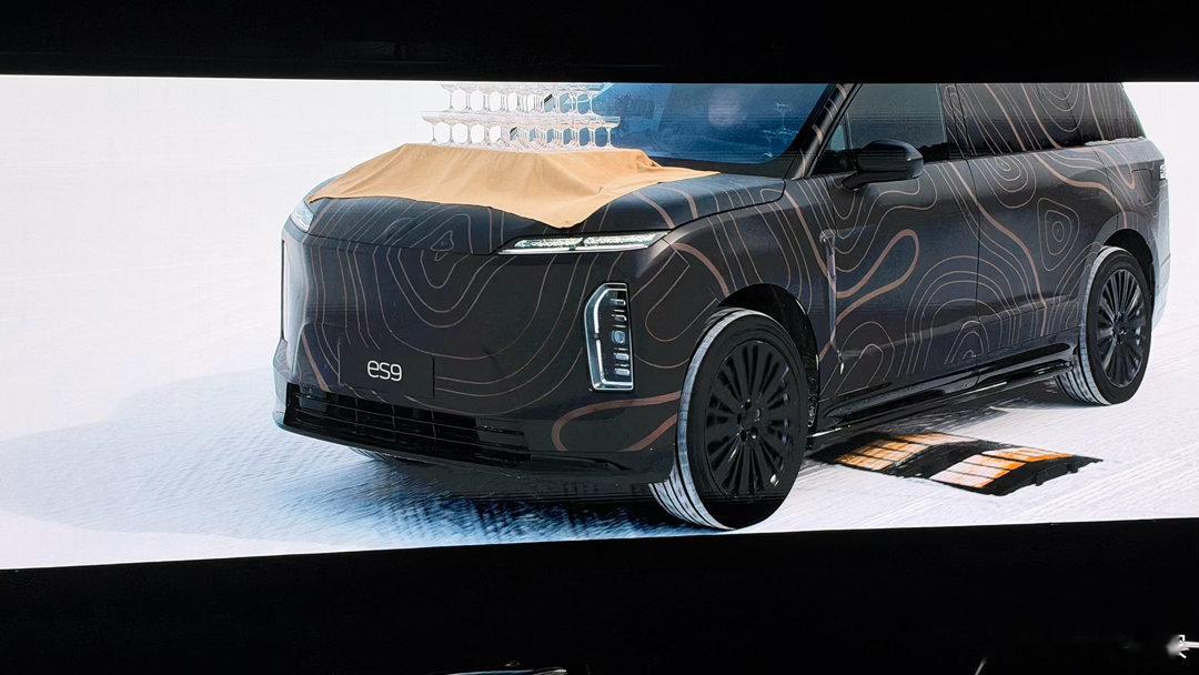 香槟塔竟然进化到新境界了！融合冰雪测试了！而且不仅冰雪路面边压减速带边跑直线没问