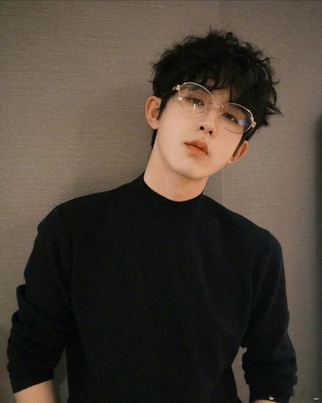 郭俊辰当我穿上男人最性感的衣服谁懂！郭俊辰上桌穿最性感男装，艾特你勤了点，这波必