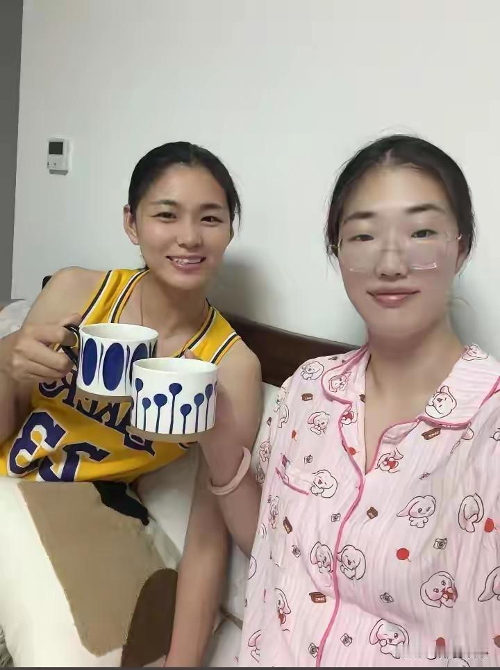 告别赛场开启新人生！山东女排名将杜清清晒姐妹合照，退役后已变身大学老师。
 
9