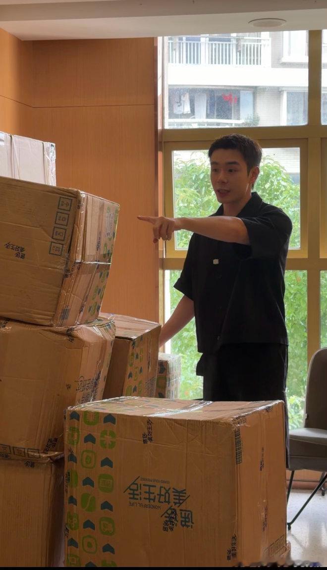 吃吃工作室以吃吃阿吃粉丝名义为广西洪灾区捐出10,000份卫生巾，10,000支