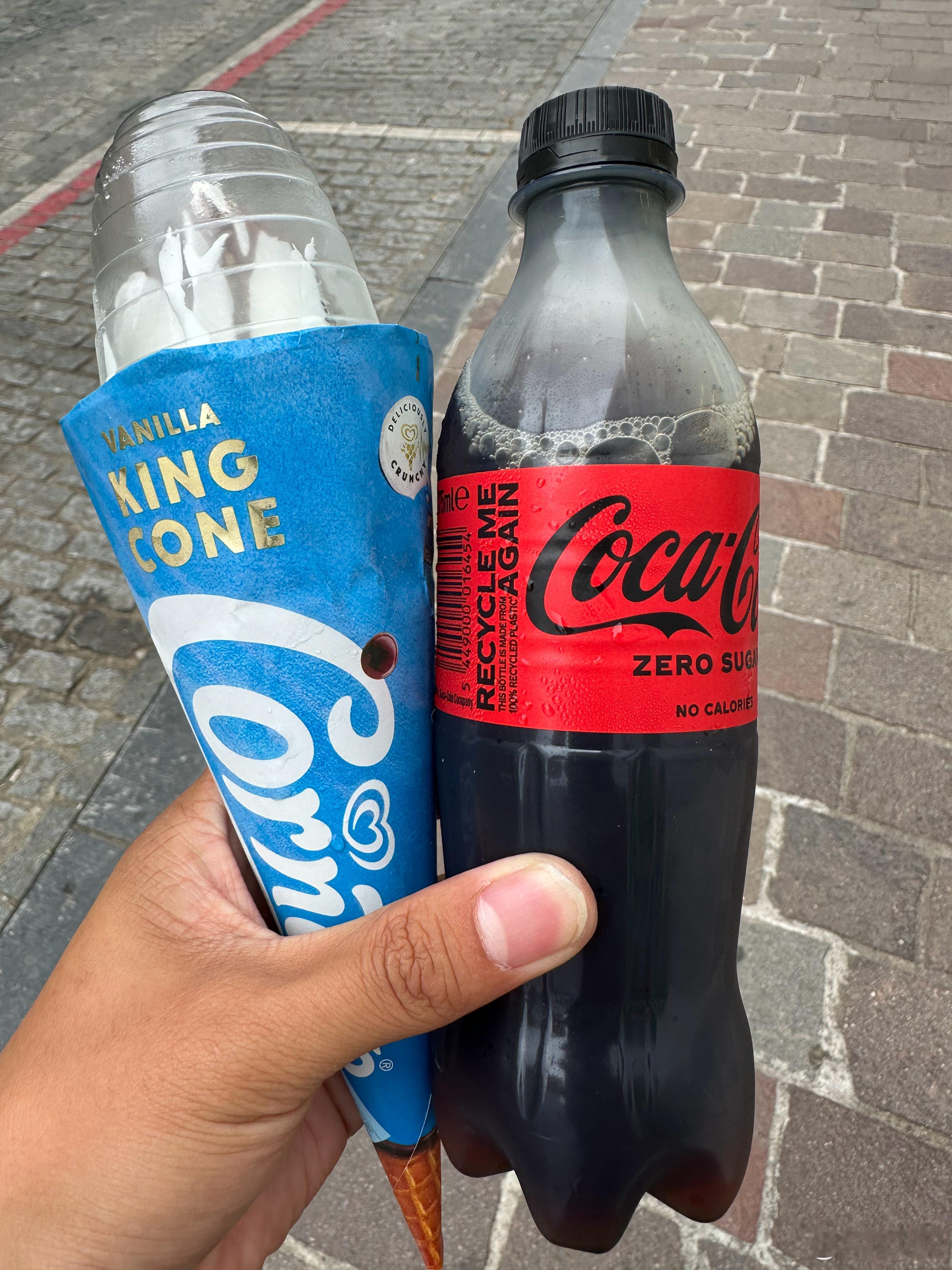 最爱的可乐，一天要喝三瓶（最近太热了），为了降低我每天的咖啡因摄入量，我把我的可