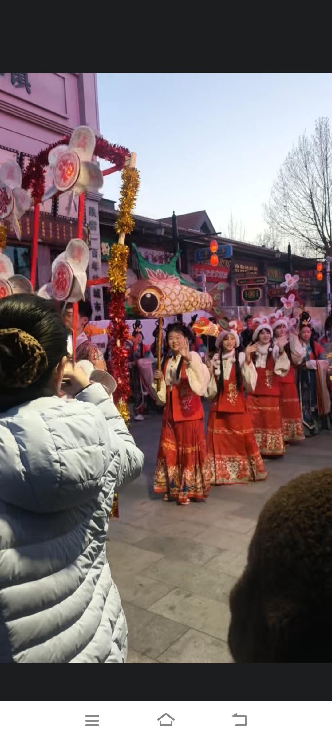 路上看到的春日街景热闹的民俗表演，广场上红衣舞者翩翩起舞，庆贺节日，古风韵味十足