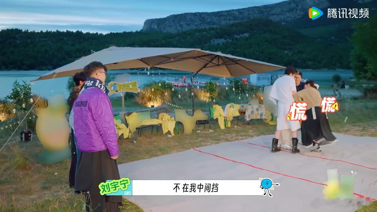 刘宇宁杨超越体型差刘宇宁不知道杨超越在慌什么捂洞青春这段真的笑不活😂一米六的杨