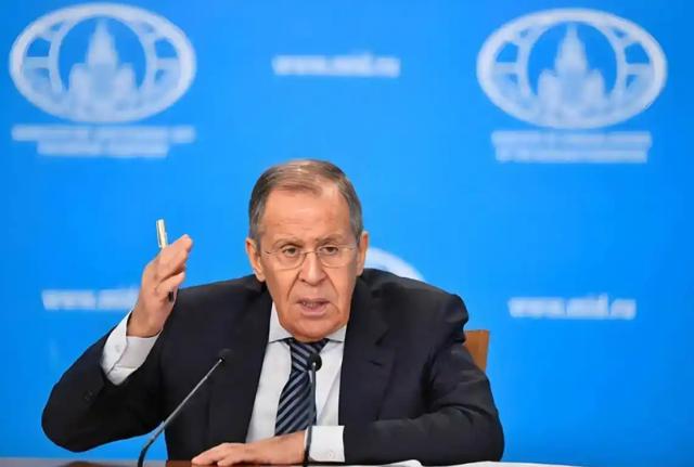 拉夫罗夫明确表态，不会保护委内瑞拉，美国可以放开手脚去打了。拉夫罗夫的一番话可谓