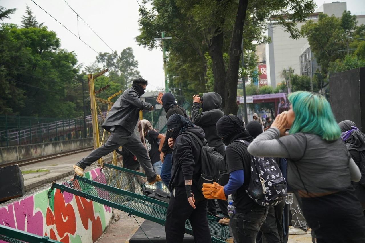 场内赢球场外大战

作为世界杯东道主之一的墨西哥，如愿拿下开门红，以2:0拿下南