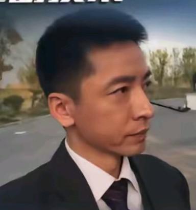 我直以为学校是个清水衙门，学校的老师到底有多少的权利能够贪到主动投案自首，昨天看