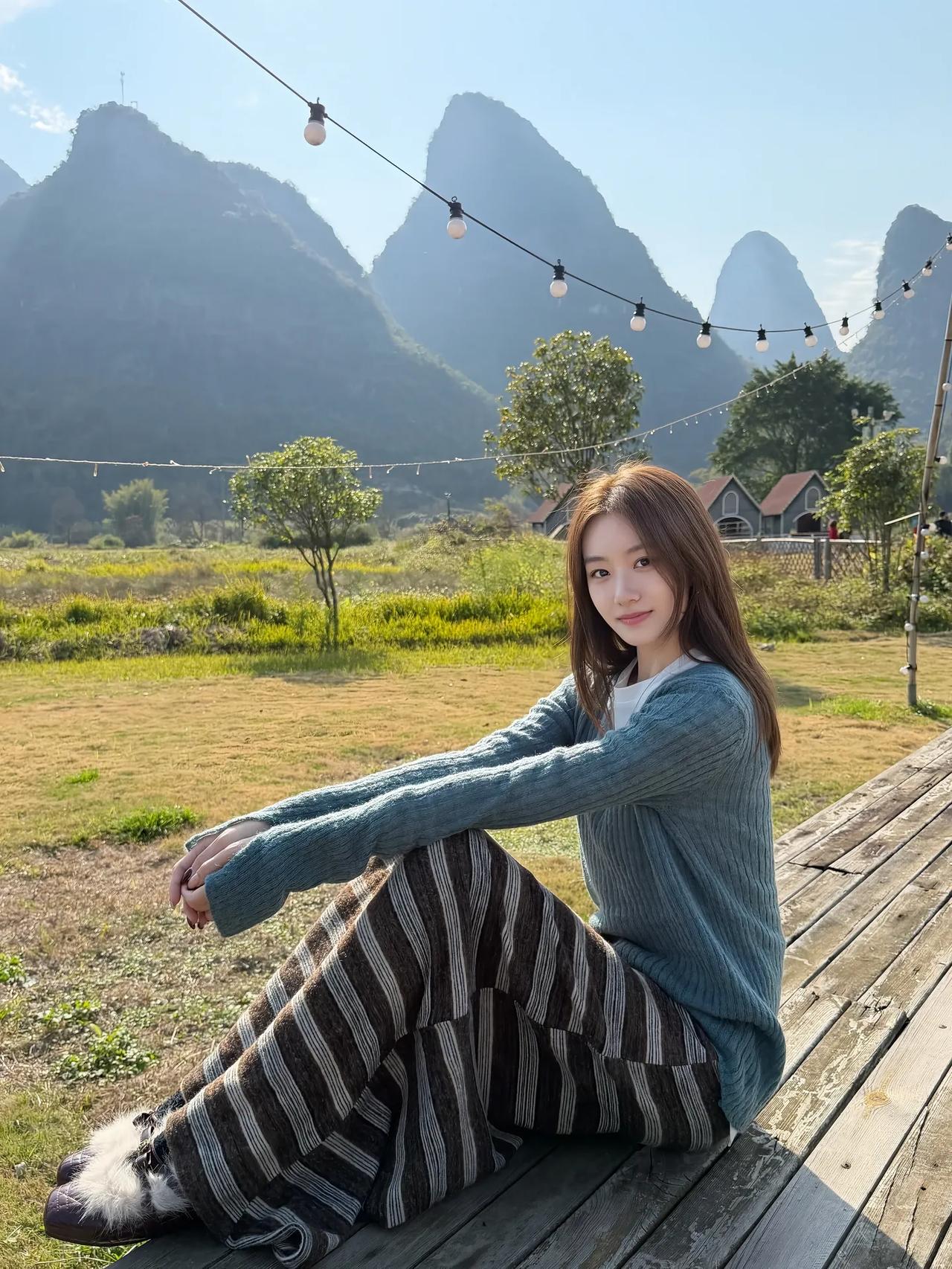 山外青山楼外楼，人在画中游。