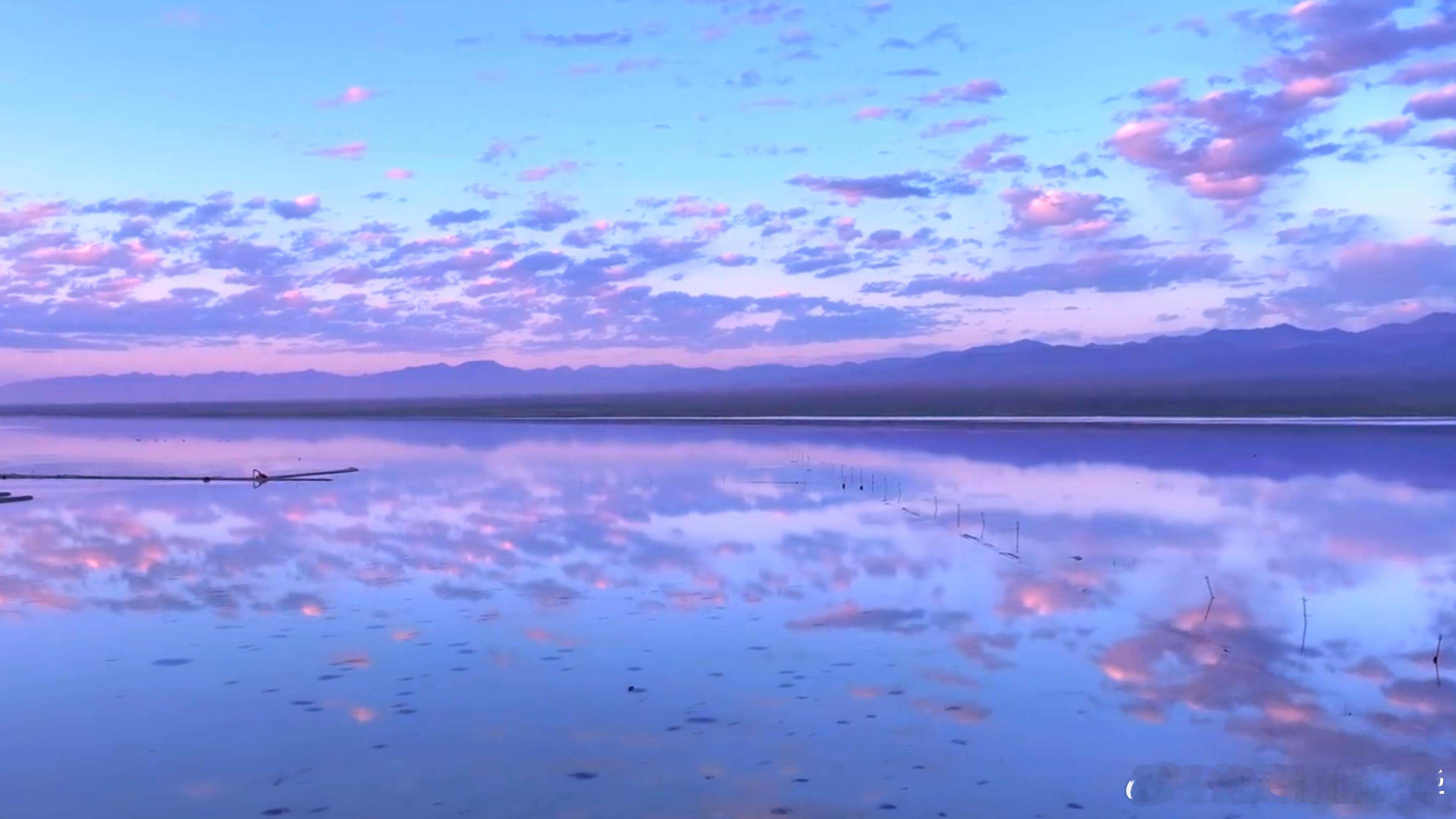 上班暂停去茶卡盐湖摸鱼🌊茶卡盐湖的美无法用语言形容，盐地辽阔，湖水清澈，游鱼万