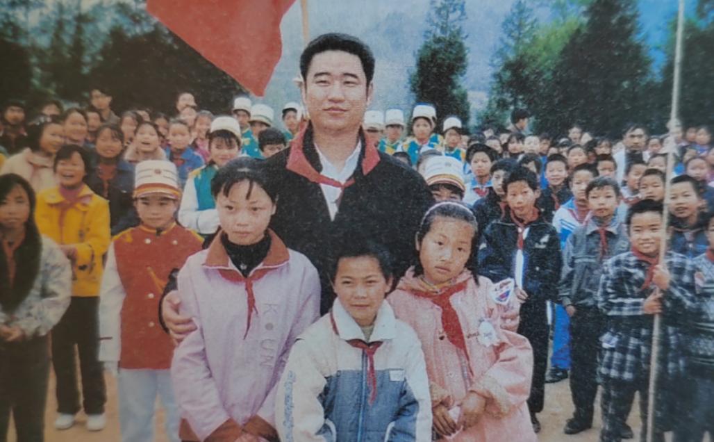 2005年，歌手丛飞身患癌症去世，停止资助了183名贫困儿童，家长打电话来质问: